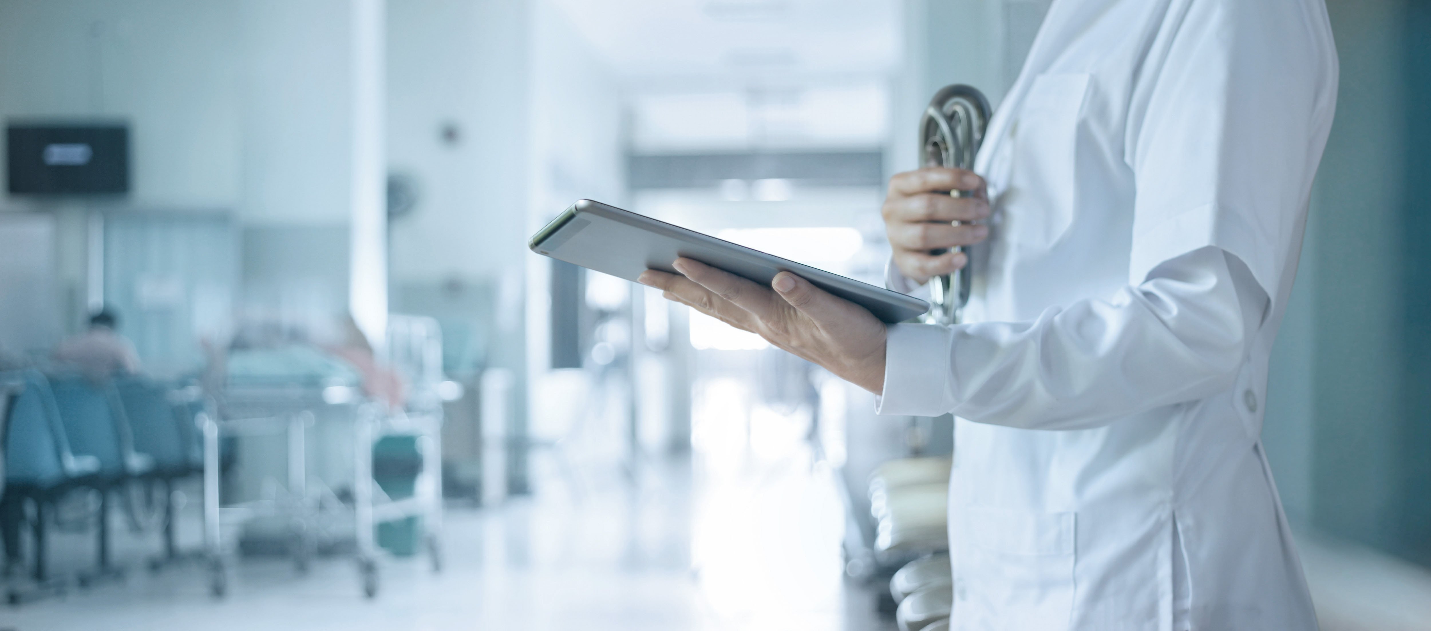 Profesional de salud revisando información sobre un estudio clínico en una laptop, como parte de una estrategia de marketing digital